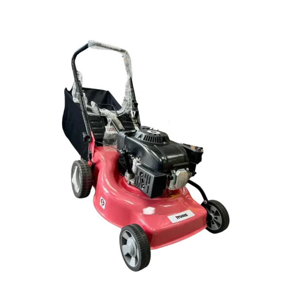 Cortacésped rojo y negro con recogedor trasero.