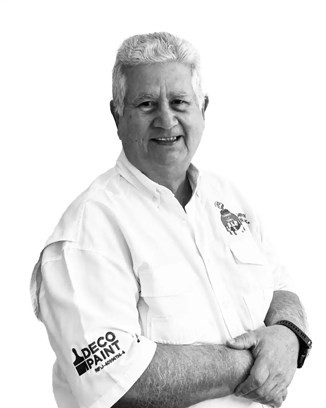 Hombre sonriendo, camisa blanca con logos.