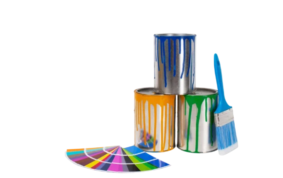 Latas de pintura, brocha y paleta de colores.